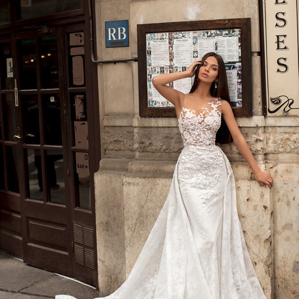 Wedding gown. Slightly used In New condition. Ivory with white.